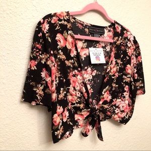 NWT Polly &Ester Black Floral Tie Front Cr…